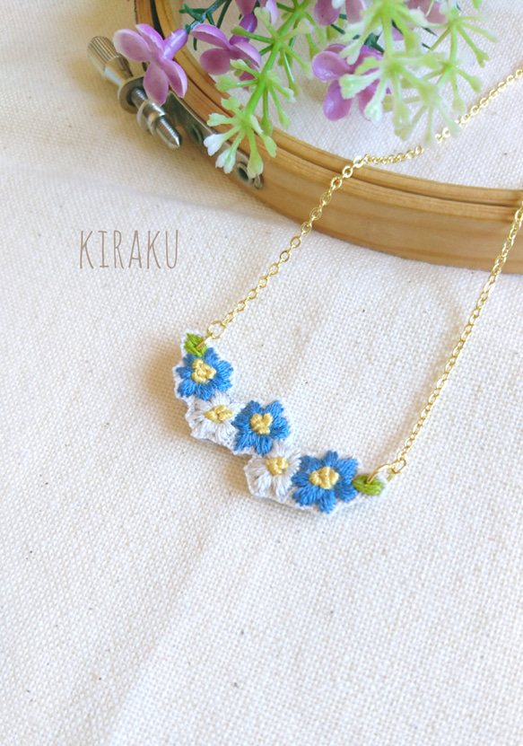小花の手刺繍ネックレス　青✕白 1枚目の画像