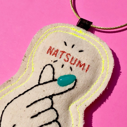 名入れオーダー】指ハート♡手刺繍チャーム【送料無料中  