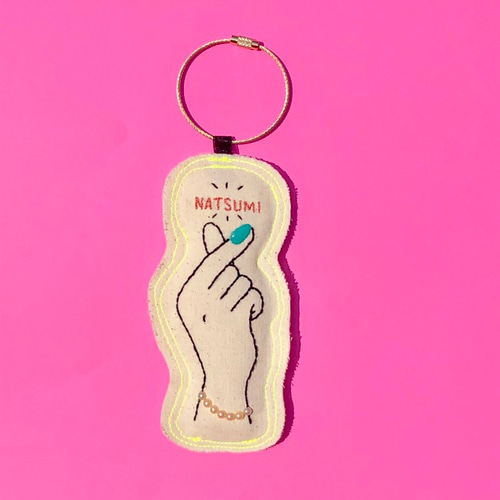 名入れオーダー】指ハート♡手刺繍チャーム【送料無料中  