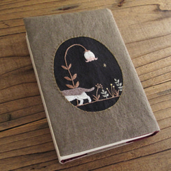 【受注製作】手刺繍のブックカバー『ランプ草と猫』 1枚目の画像