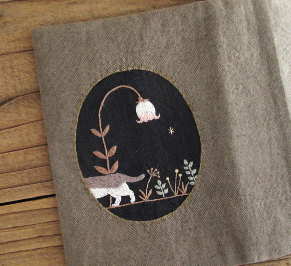【受注製作】手刺繍のブックカバー『ランプ草と猫』 2枚目の画像
