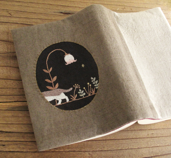 【受注製作】手刺繍のブックカバー『ランプ草と猫』 3枚目の画像