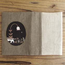 【受注製作】手刺繍のブックカバー『ランプ草と猫』 4枚目の画像
