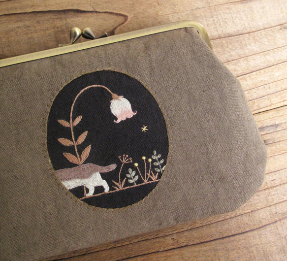 手刺繍がま口ポーチ『ランプ草と猫』（大）【受注制作】 がま口