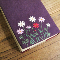 手刺繍のブックカバー『秋桜』 3枚目の画像