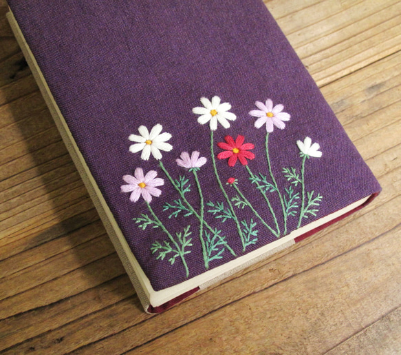 手刺繍のブックカバー『秋桜』 3枚目の画像
