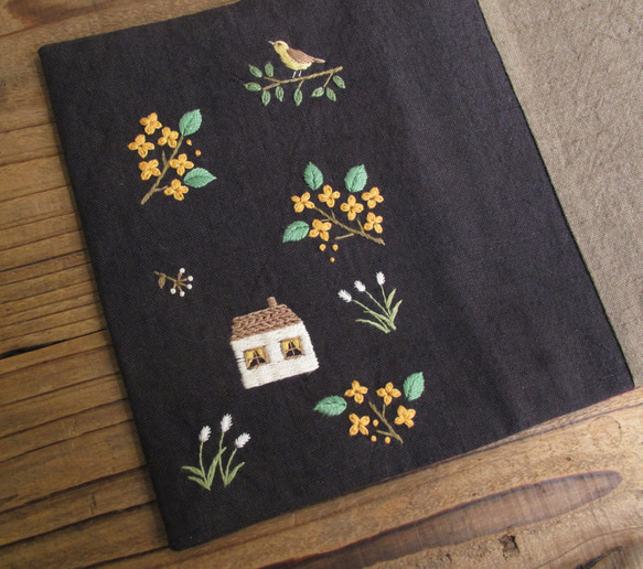 【受注製作】手刺繍のブックカバー『キンモクセイの花咲く頃』 2枚目の画像