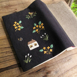 【受注製作】手刺繍のブックカバー『キンモクセイの花咲く頃』 3枚目の画像