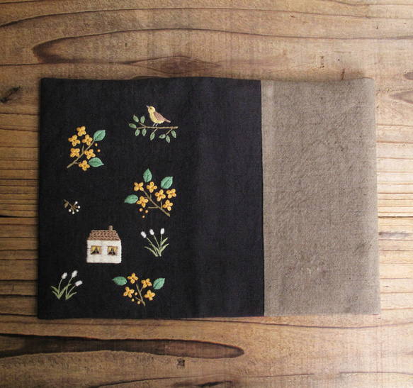 【受注製作】手刺繍のブックカバー『キンモクセイの花咲く頃』 4枚目の画像