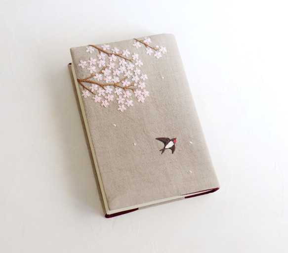 【受注製作】手刺繍のブックカバー『桜とツバメ』 2枚目の画像