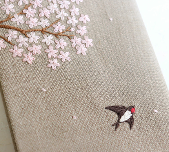 【受注製作】手刺繍のブックカバー『桜とツバメ』 3枚目の画像