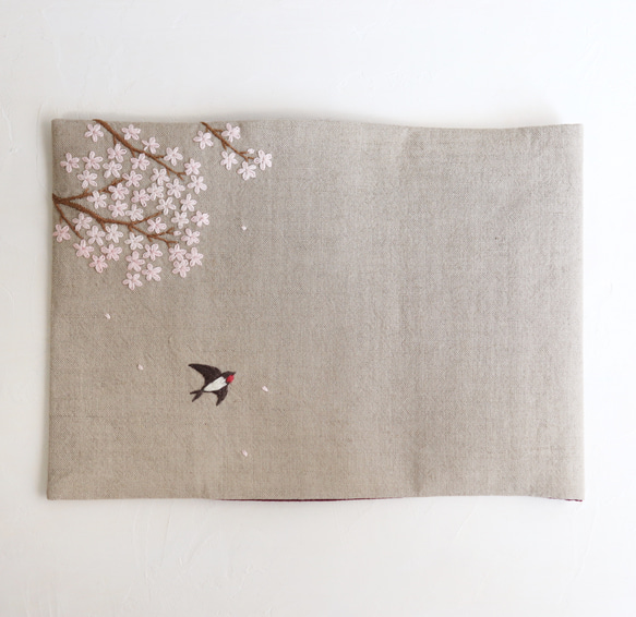 【受注製作】手刺繍のブックカバー『桜とツバメ』 5枚目の画像