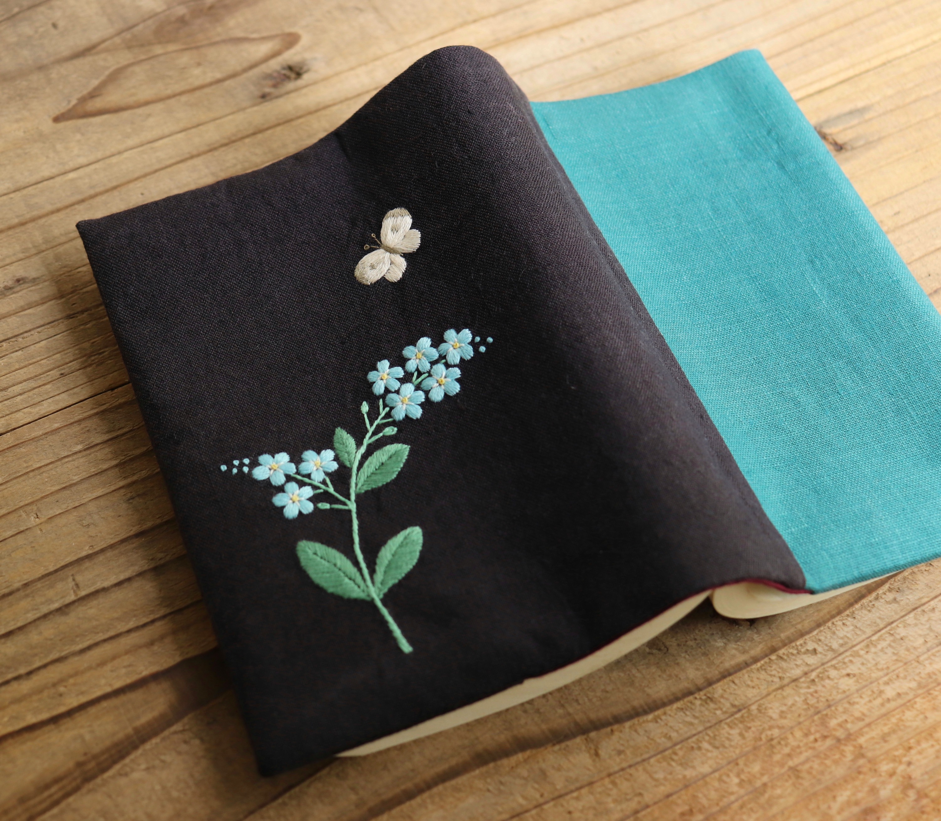 【受注製作】手刺繍のブックカバー『勿忘草』 4,368円