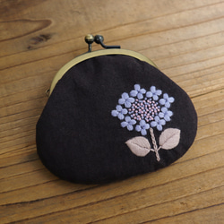 【受注製作】手刺繍の丸いがま口『紫陽花』ブルー 1枚目の画像