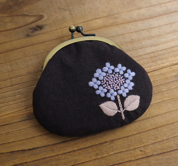 【受注製作】手刺繍の丸いがま口『紫陽花』ブルー 1枚目の画像