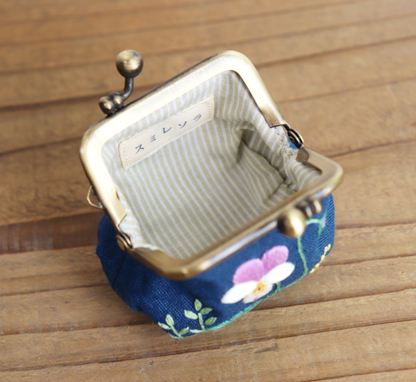 手刺繍の小さながま口『ビオラ』（ブルー）【送料無料・受注製作】 3枚目の画像
