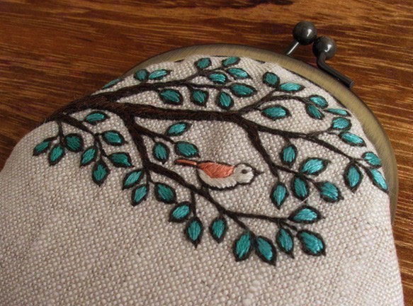 手刺繍のがま口財布（樹と小鳥.B）※受注製作 2枚目の画像