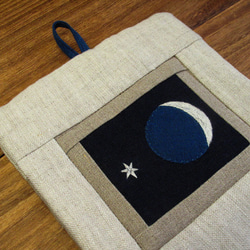 手刺繍のポットマット『月と星』 1枚目の画像