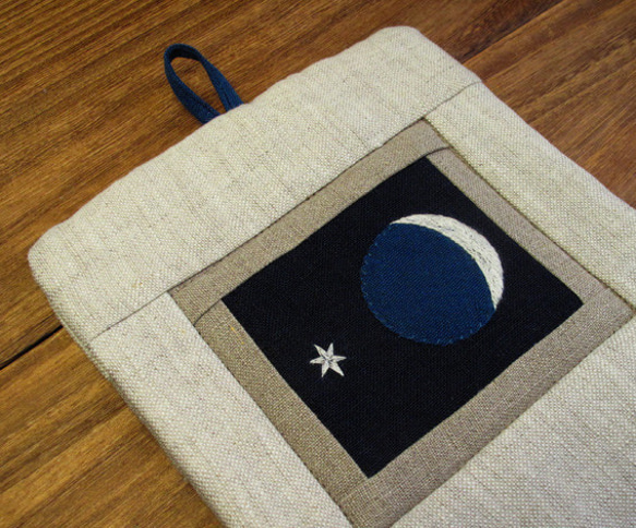 手刺繍のポットマット『月と星』 1枚目の画像