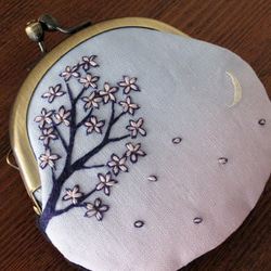 【受注製作】手刺繍のがま口財布「空に花と月」 1枚目の画像