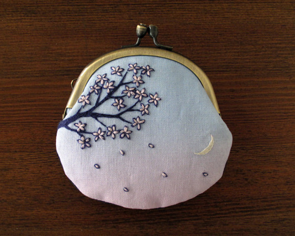 【受注製作】手刺繍のがま口財布「空に花と月」 2枚目の画像