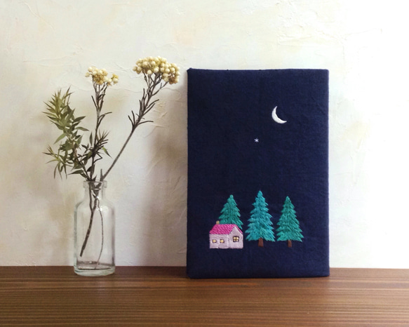 手刺繍のブックカバー『真夜中の森』 2枚目の画像