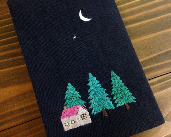 手刺繍のブックカバー『真夜中の森』 3枚目の画像