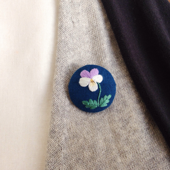 手刺繍ブローチ『ビオラ』【受注製作】 2枚目の画像