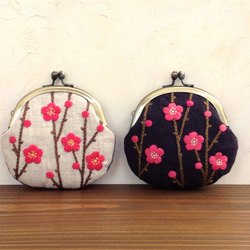 手刺繍の丸がま口『紅梅』（生成り） 1枚目の画像