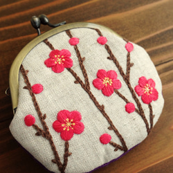 手刺繍の丸がま口『紅梅』（生成り） 2枚目の画像