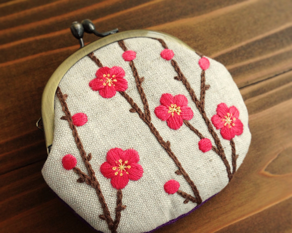 手刺繍の丸がま口『紅梅』（生成り） 2枚目の画像