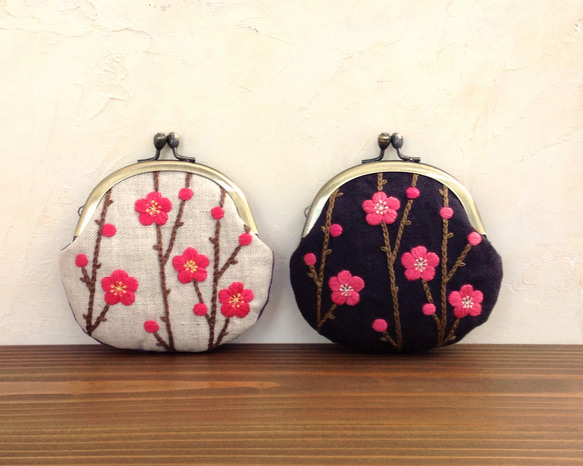 手刺繍の丸がま口『紅梅』（チャコールグレー） 1枚目の画像