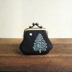 【送料無料】手刺繍の小さながま口『月と樹』 1枚目の画像