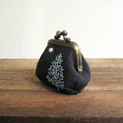 【送料無料】手刺繍の小さながま口『月と樹』 3枚目の画像