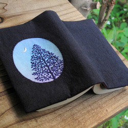 【受注製作】手刺繍のブックカバー『月と樹』 1枚目の画像