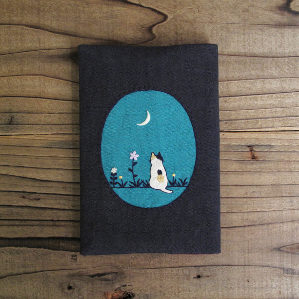 【受注製作】手刺繍のブックカバー『猫と月』 2枚目の画像