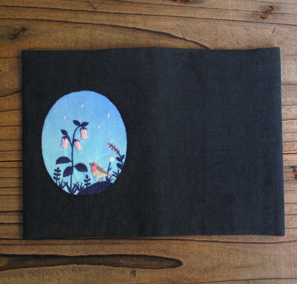 【受注製作】手刺繍のブックカバー『ホタルブクロ』 5枚目の画像