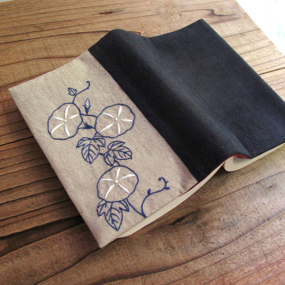 手刺繍のブックカバー『朝顔』（紺色の花） 1枚目の画像