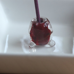 赤とクリアのちいさなトンボ玉のお香立て（白い小皿つき） 1枚目の画像