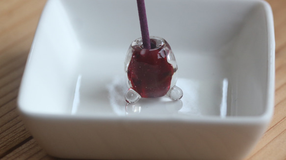 赤とクリアのちいさなトンボ玉のお香立て（白い小皿つき） 1枚目の画像
