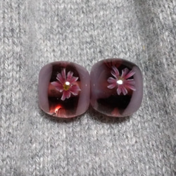 S様ご注文品　桜の入った紫の玉のピアス 3枚目の画像