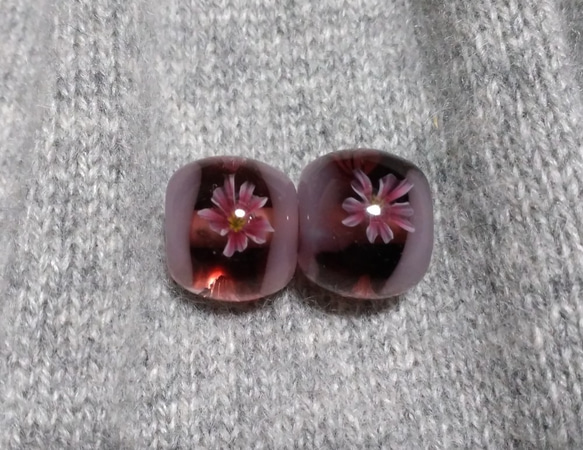 S様ご注文品　桜の入った紫の玉のピアス 3枚目の画像