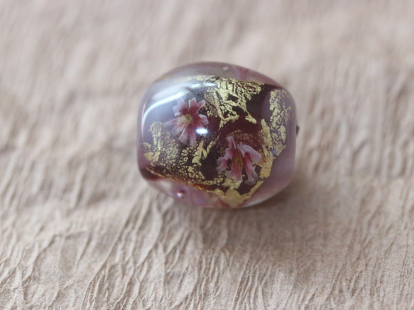 専用:紫と乳白色の玉に金箔を入れてピンクの桜を咲かせたとんぼ玉 2枚目の画像
