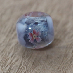 乳白色に青紫の帯、銀箔を入れてピンクの桜を咲かせたとんぼ玉 2枚目の画像