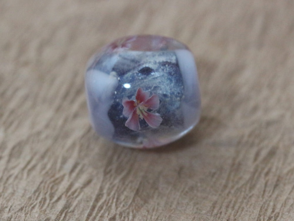 乳白色に青紫の帯、銀箔を入れてピンクの桜を咲かせたとんぼ玉 2枚目の画像