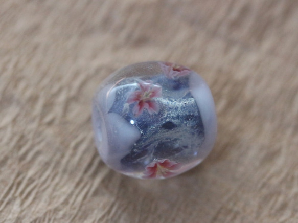 乳白色に青紫の帯、銀箔を入れてピンクの桜を咲かせたとんぼ玉 3枚目の画像