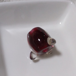 かあさん様専用　赤とクリアのちいさなトンボ玉のお香立て（白い小皿つき） 2枚目の画像