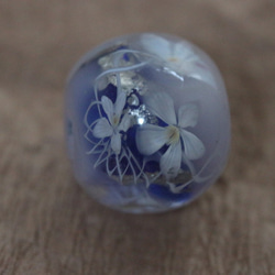 K様専用品:白の花とプラチナ箔のとんぼ玉のネックレス 3枚目の画像