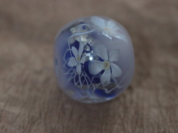 K様専用品:白の花とプラチナ箔のとんぼ玉のネックレス 3枚目の画像