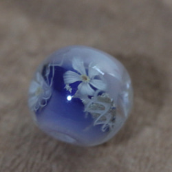 K様専用品:白の花とプラチナ箔のとんぼ玉のネックレス 5枚目の画像